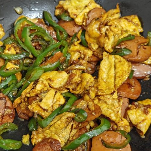 Green pepper, egg, and ham stir-fry in a glossy soy glaze