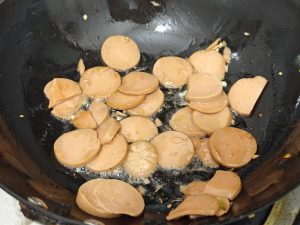 Add the ham slices to the wok