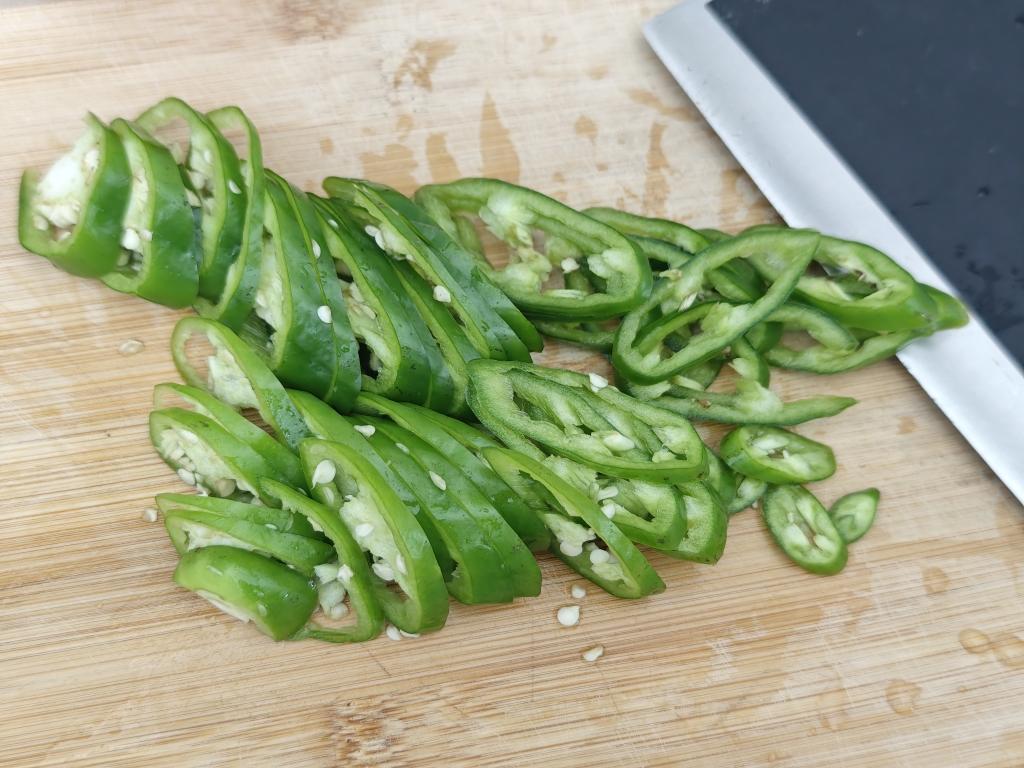 Slice 2 green peppers into thin rings