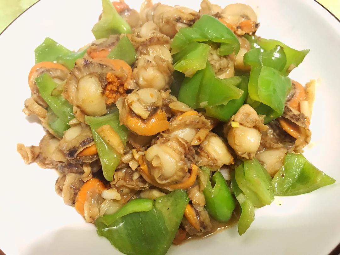 Green pepper and scallop stir-fry in a bright sauce