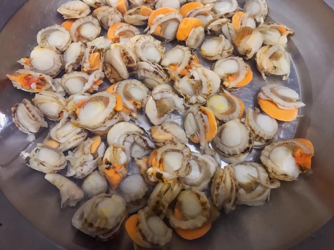 Clean the scallops and remove the sand sacs