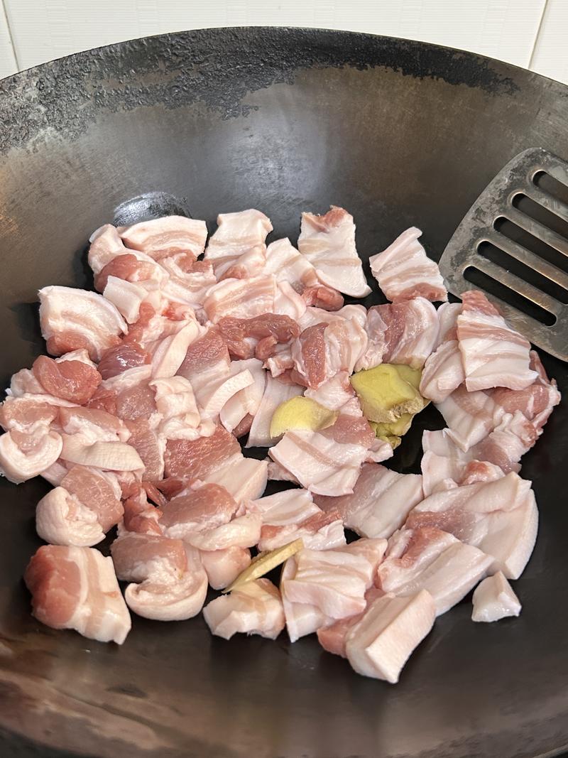 Lay the pork belly slices in a single layer in a cold wok, then turn the heat to high.