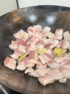 Without adding oil, do not rush to stir. After about 2 minutes the fat renders and pops
