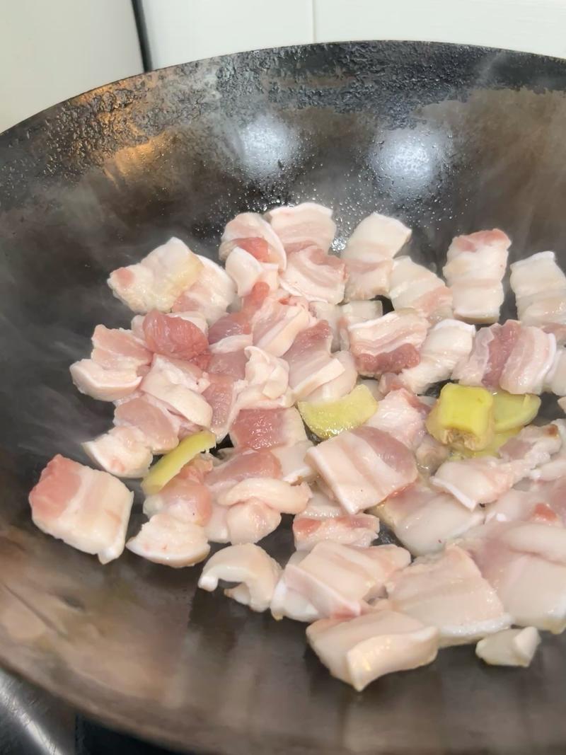 Without adding oil, do not rush to stir. After about 2 minutes the fat renders and pops; then stir freely and cook until both sides are golden brown.