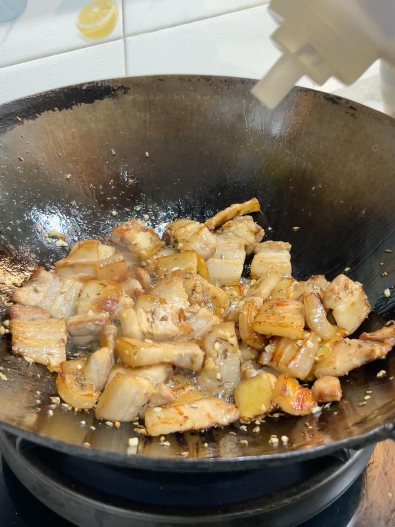 Add about 10 g of sugar and stir; it partially caramelizes and rounds out the sauce without tasting sweet.