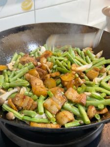Stir the whole pot to coat evenly, smooth the surface flat, then turn off the heat.