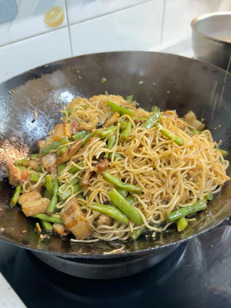 The noodles should have absorbed all the sauce, with the meat and vegetables evenly distributed.