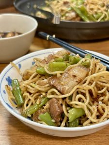 The finished Henan braised noodles are glossy and fragrant, ready to eat.