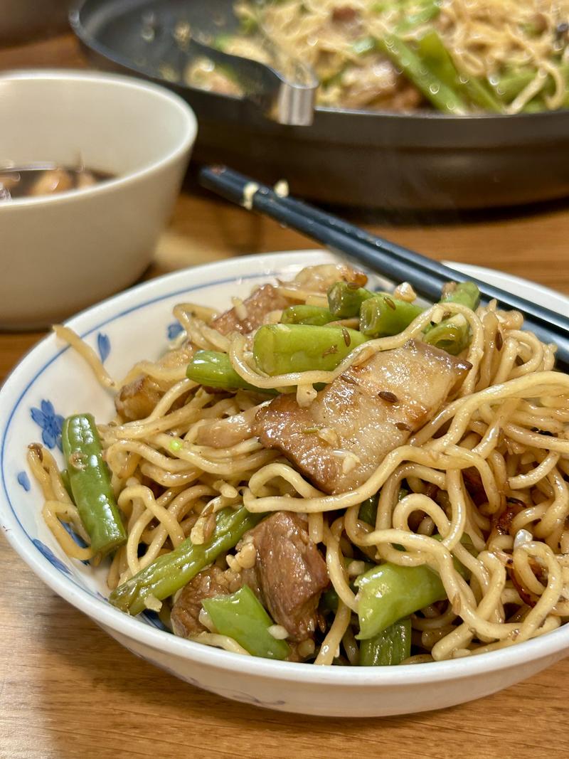 The finished Henan braised noodles are glossy and fragrant, ready to eat.