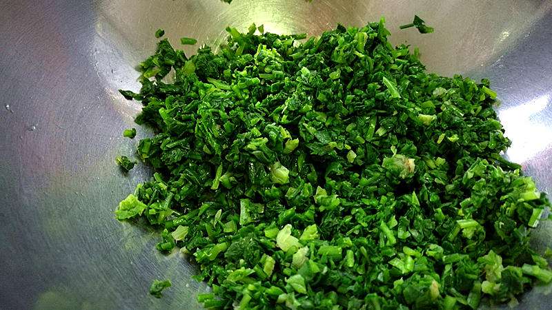 Chop the squeezed-dry shepherd's purse finely.