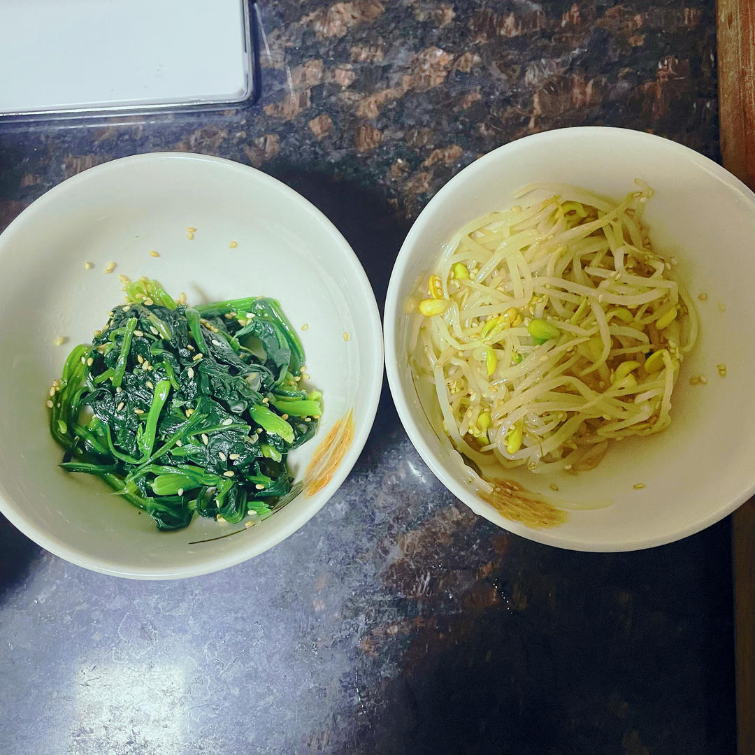 Blanch the bean sprouts and chopped spinach s