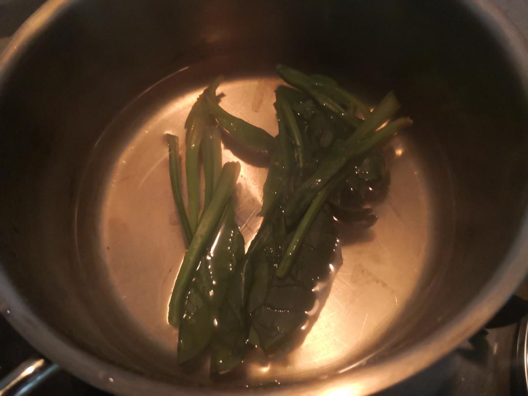 Blanch the spinach and the liver separately — this removes the spinach's oxalic acid and the liver's fishy odor.
