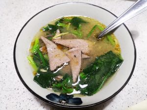 Add the blanched spinach, then the liver. Cook until the liver turns pale and opaque, about 45 seconds to 1 minute. Finish with a few drops of sesame oil.