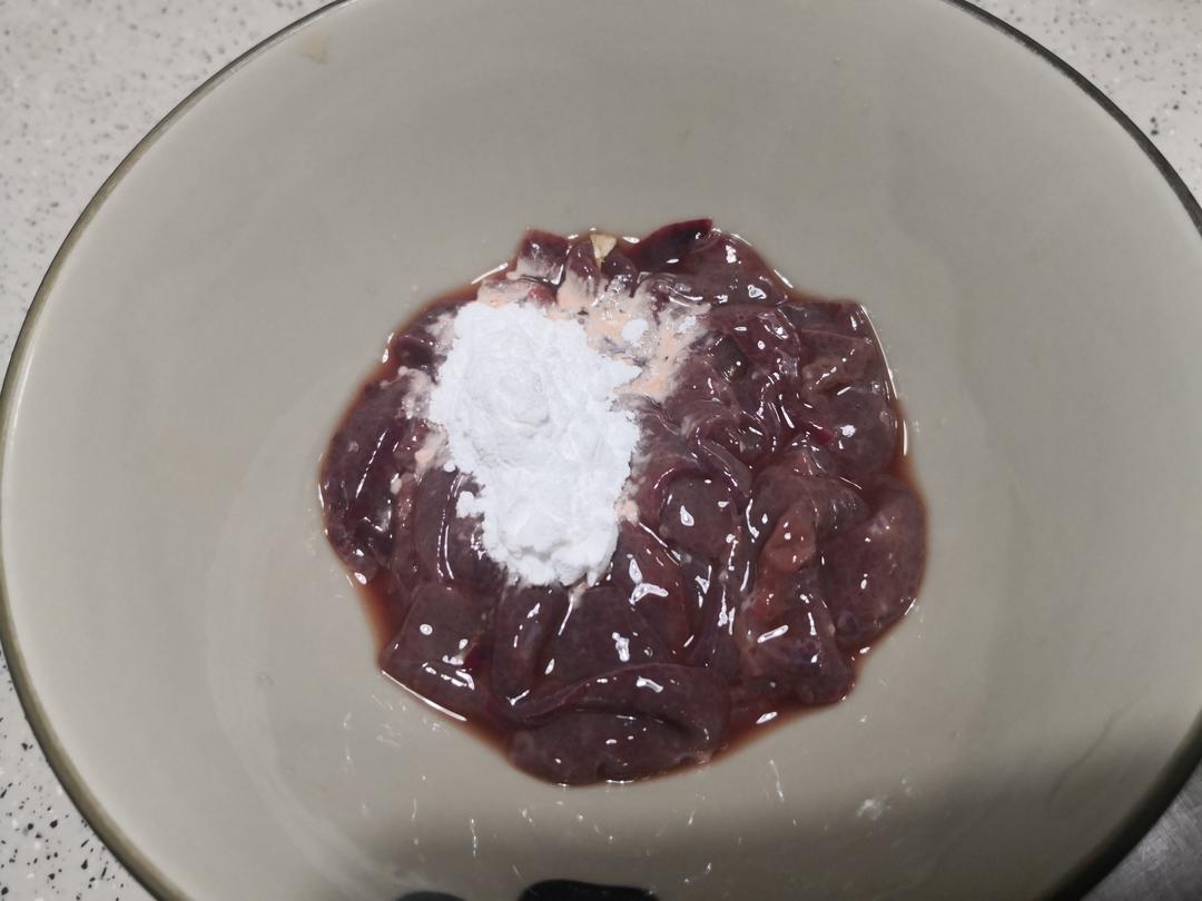 Squeeze the soaked liver dry, then mix with salt, white pepper and Shaoxing cooking wine. Add cornstarch and mix well. Marinate for 15 minutes.
