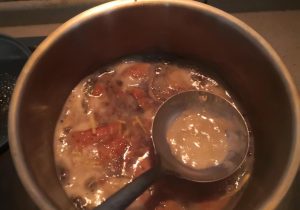 Put fresh water and ginger shreds in the pot and bring to a gentle simmer. Let the ginger perfume the broth for about 3 minutes.