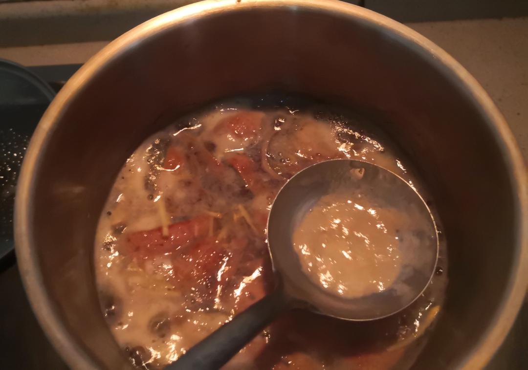 Put fresh water and ginger shreds in the pot and bring to a gentle simmer. Let the ginger perfume the broth for about 3 minutes.