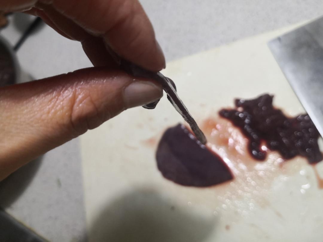 Slice the pork liver as thin as possible — about 2 mm. Thin slicing is the key to tenderness. Cut fine ginger shreds and wash the spinach, cutting it into sections.