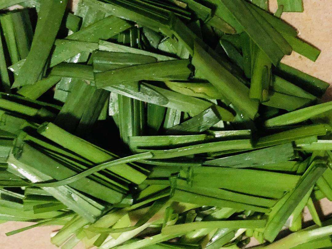 Cut the chives into five centimeter sections