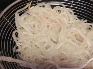 Soften the vermicelli, blanch it, and toss with oil to separate the strands