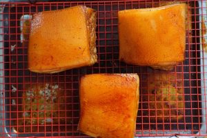 Rinse the preserved mustard greens and soak in cold water, then squeeze dry.