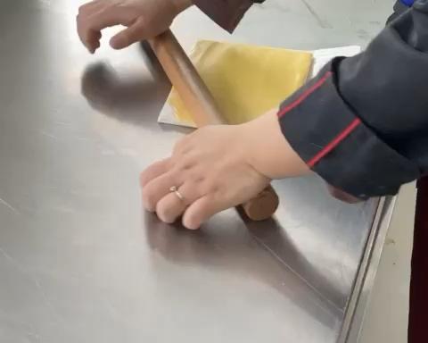 While the dough rests, place the softened laminating butter between two sheets of plastic wrap or parchment and roll it into a rectangle about 18 x 15 cm (7 x 6 in). Keep the thickness even.