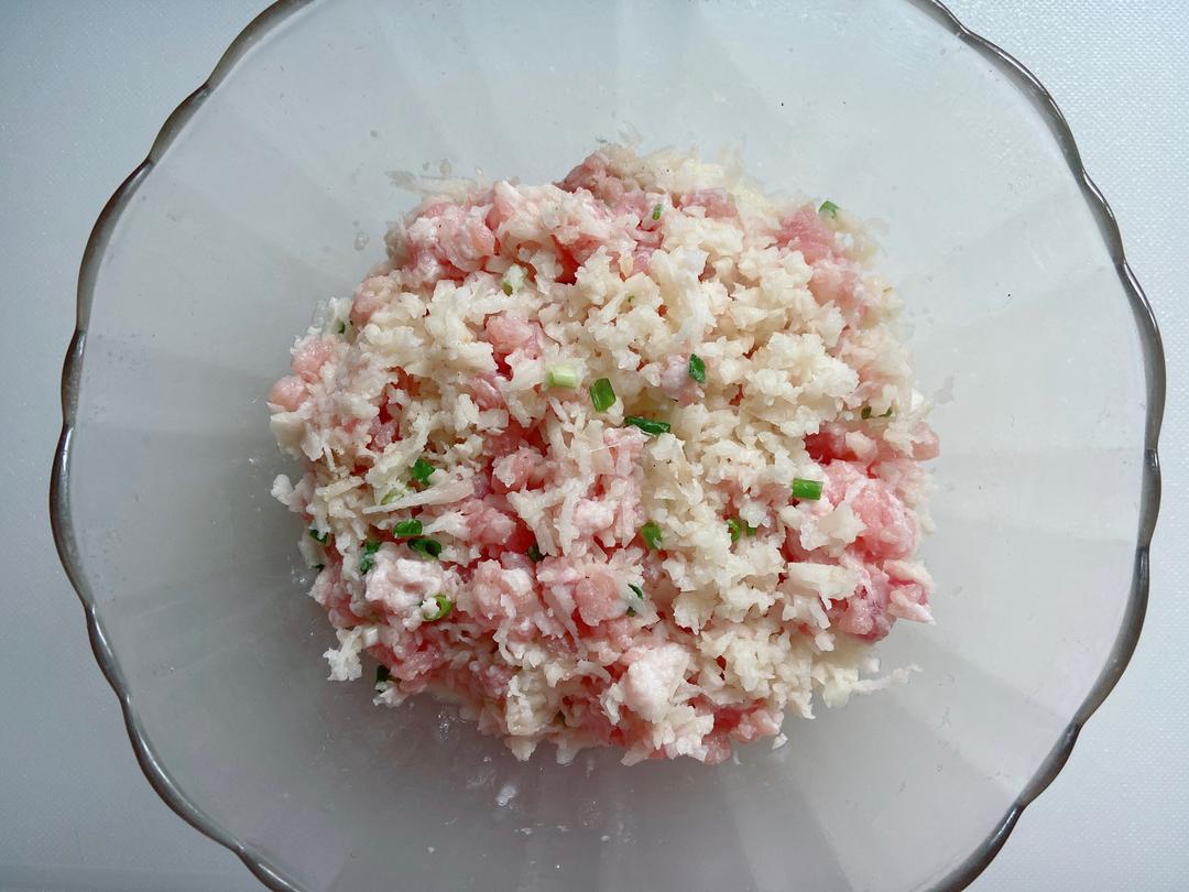 Freshly minced meat; shred the lotus root wit