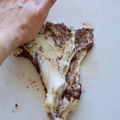 Mix the cocoa powder with a little water and knead it into the 130 g portion until the color is even.