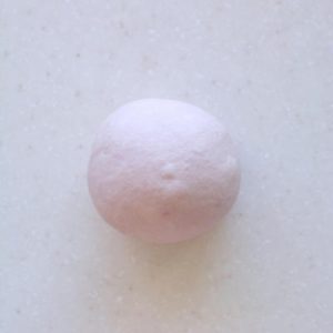 Mix the strawberry powder with a little water and knead it into the 190 g portion until the color is even.