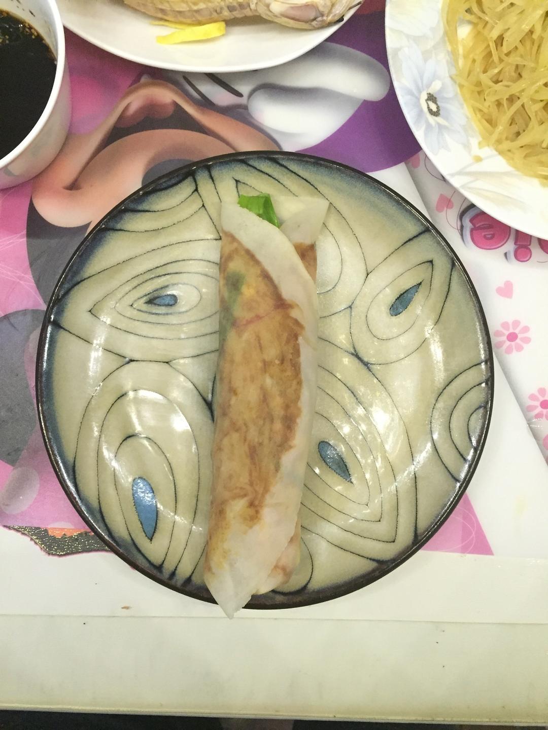 Roll the fillings up in a spring pancake