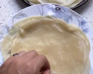 The steamed pancakes peel apart easily, one-handed