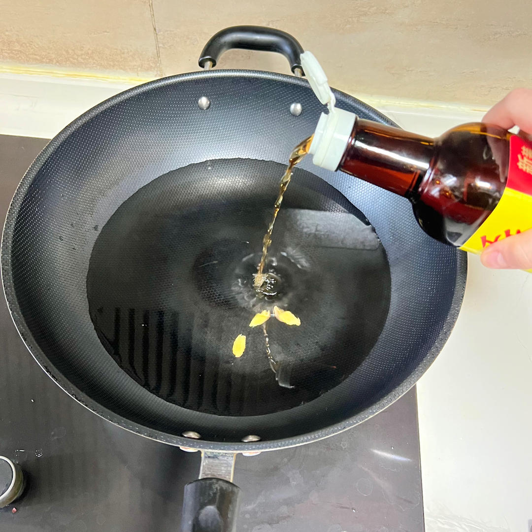 Pour cooking wine into the pot and add ginger