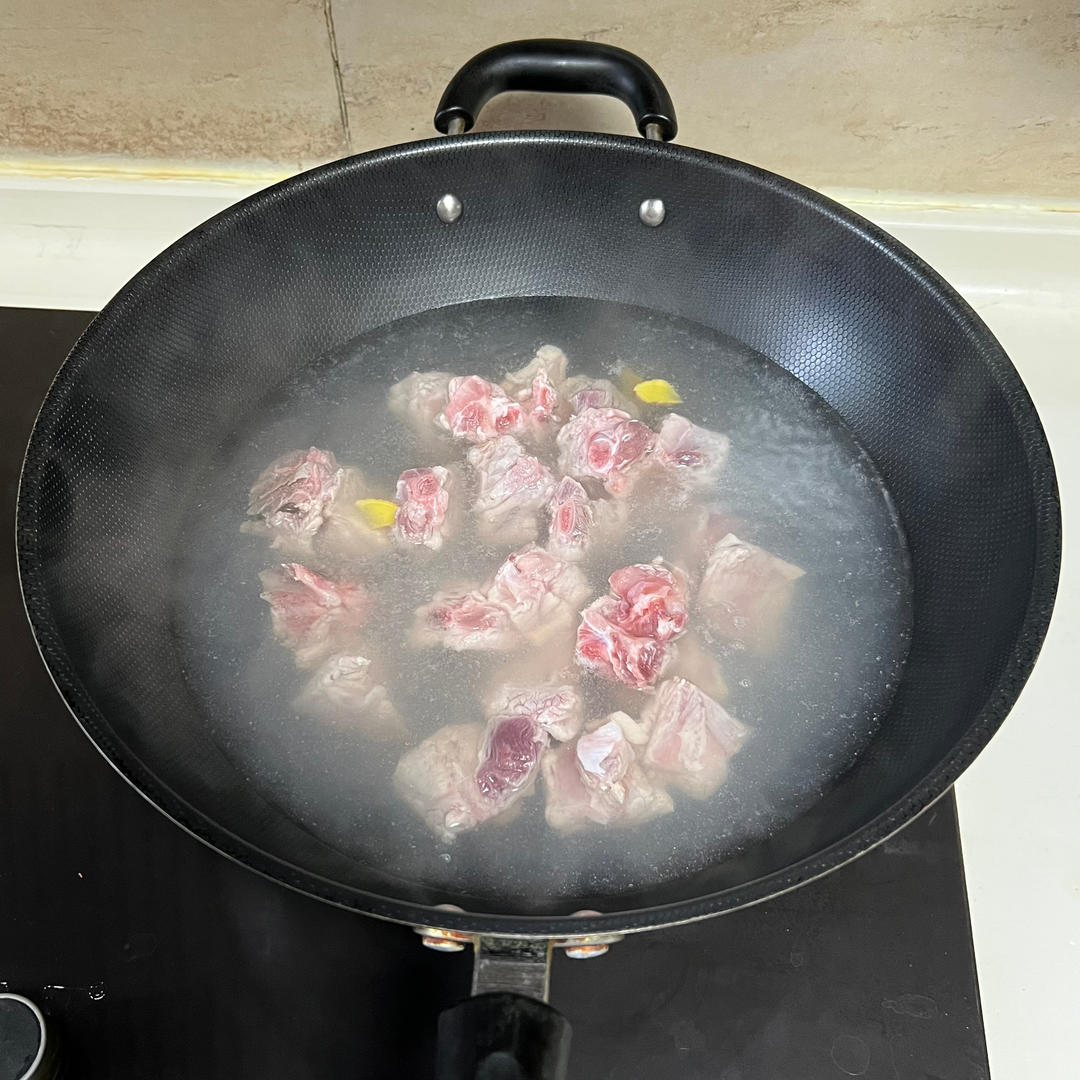 When the water boils, add the ribs