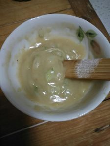 Mix the flour and cooked oil into a seasoned paste