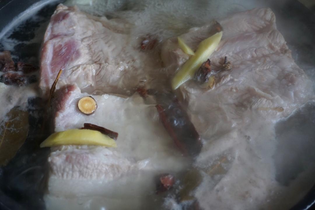 Remove the fried pork belly and let it cool before slicing.