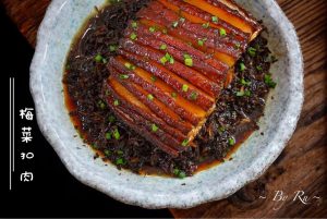 Arrange the sliced pork belly skin side down in the steaming bowl and coat with the sauce.