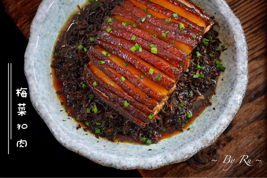 Arrange the sliced pork belly skin side down in the steaming bowl and coat with the sauce.