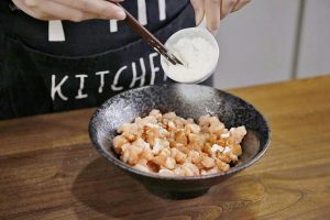 Dice the chicken breast and marinate it with wine, soy, starch, and salt
