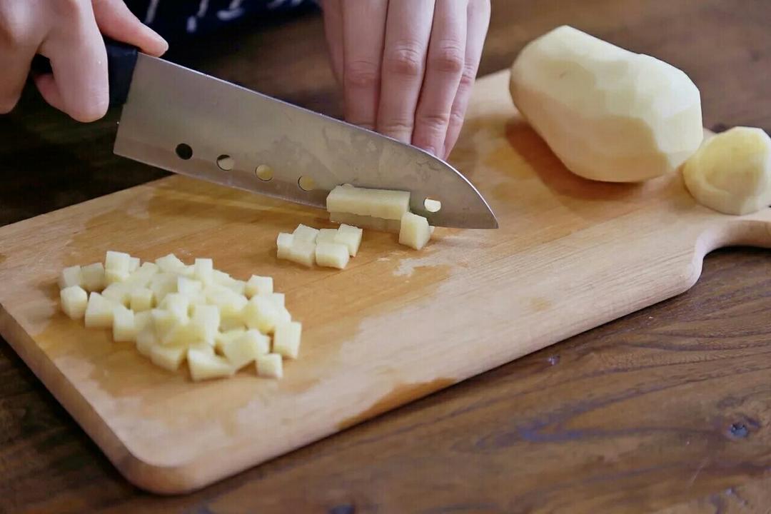 Rinse the chicken breast and dice; marinate w