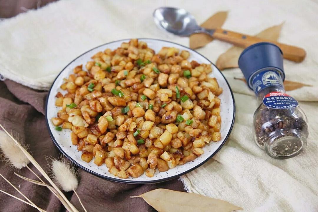 Add a splash of soy sauce and salt, toss gent