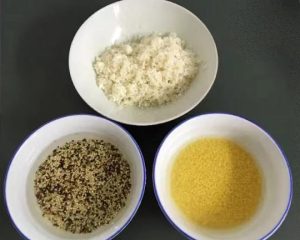 Rinse the three grains separately, then soak the quinoa and millet in warm water for 10 minutes.
