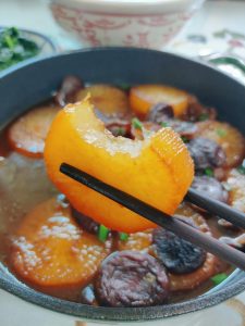 The finished braised radish is soft, sweet and glossy, soaked with mushroom flavor.