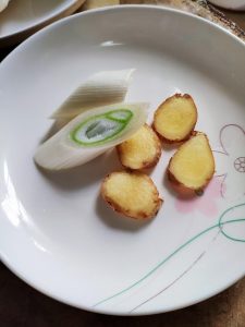 Prepare the aromatics: two scallion sections and four ginger slices.