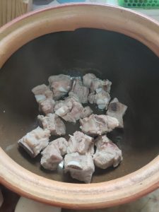 Put the ribs in cold water with a spoon of cooking wine, bring to a boil for 1 to 2 minutes, skim the foam, then rinse the ribs with hot water.