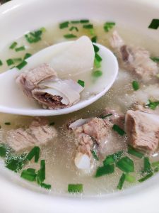 Simmer about 1 hour until the radish melts and the ribs fall off the bone, then season with white pepper and salt and sprinkle scallions.