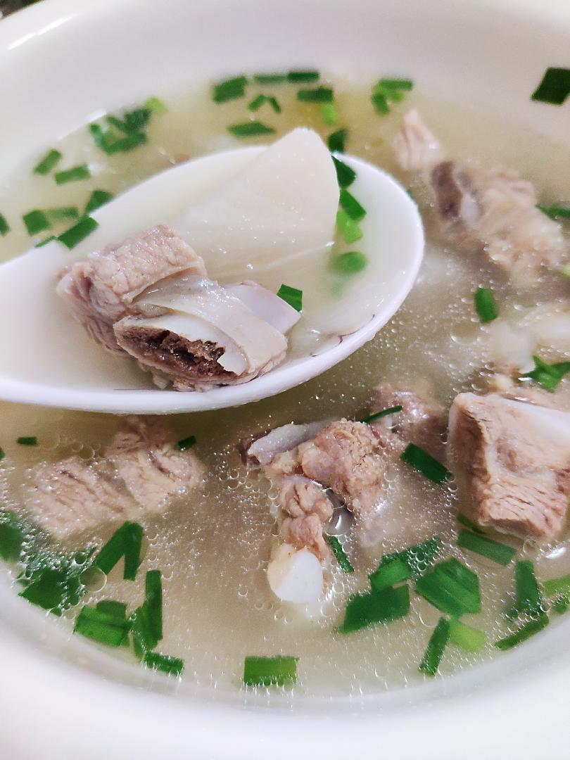 Simmer about 1 hour until the radish melts and the ribs fall off the bone, then season with white pepper and salt and sprinkle scallions.