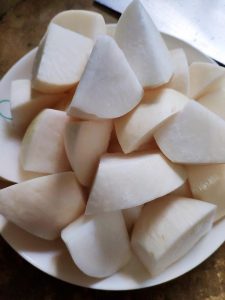Wash the radishes and cut into chunks.