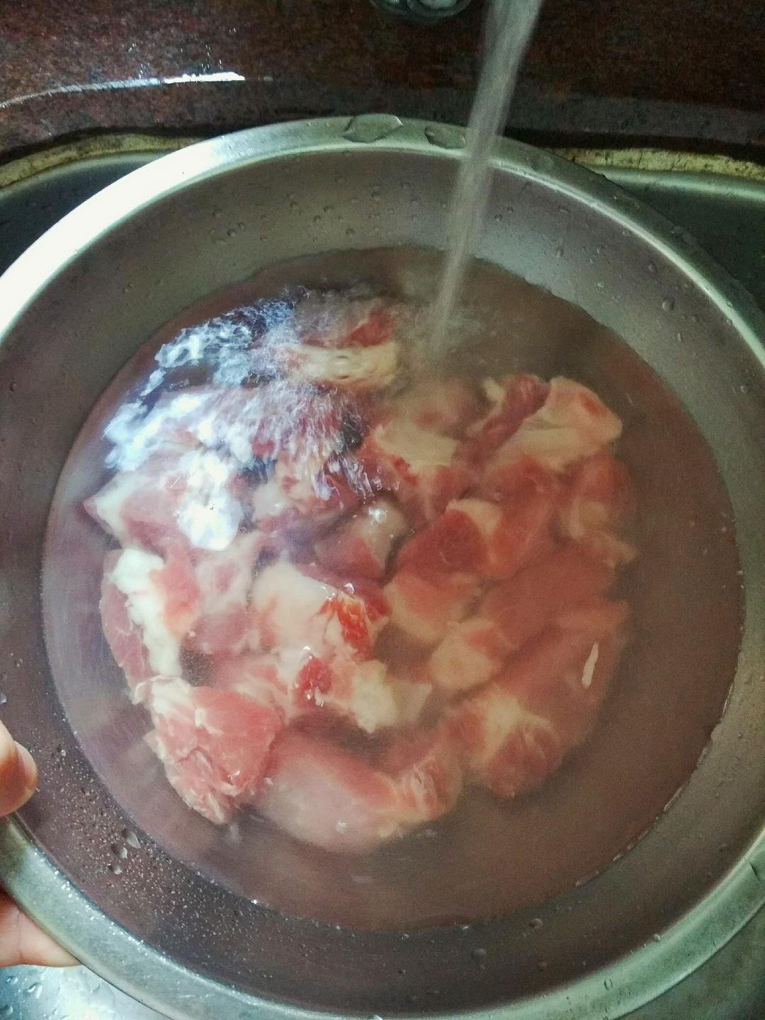 Chopping ribs and soaking in water to remove blood