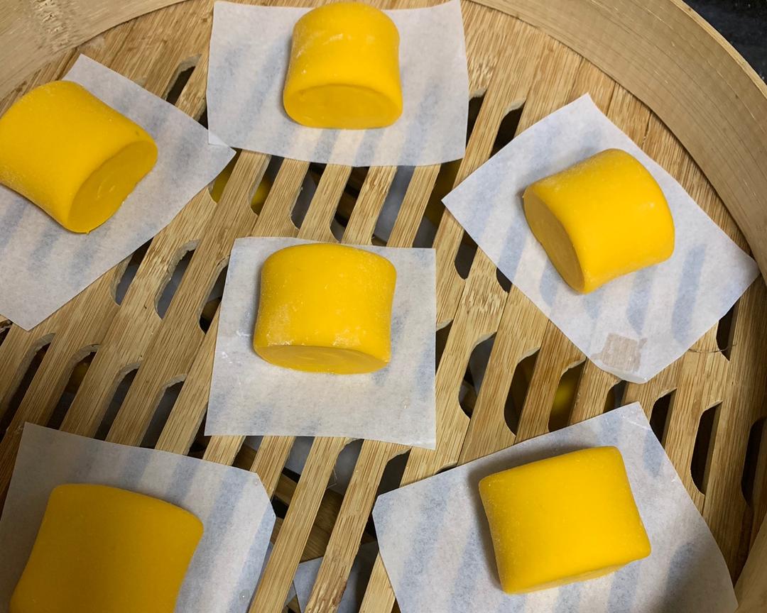 Arranging buns in the steamer for proofing