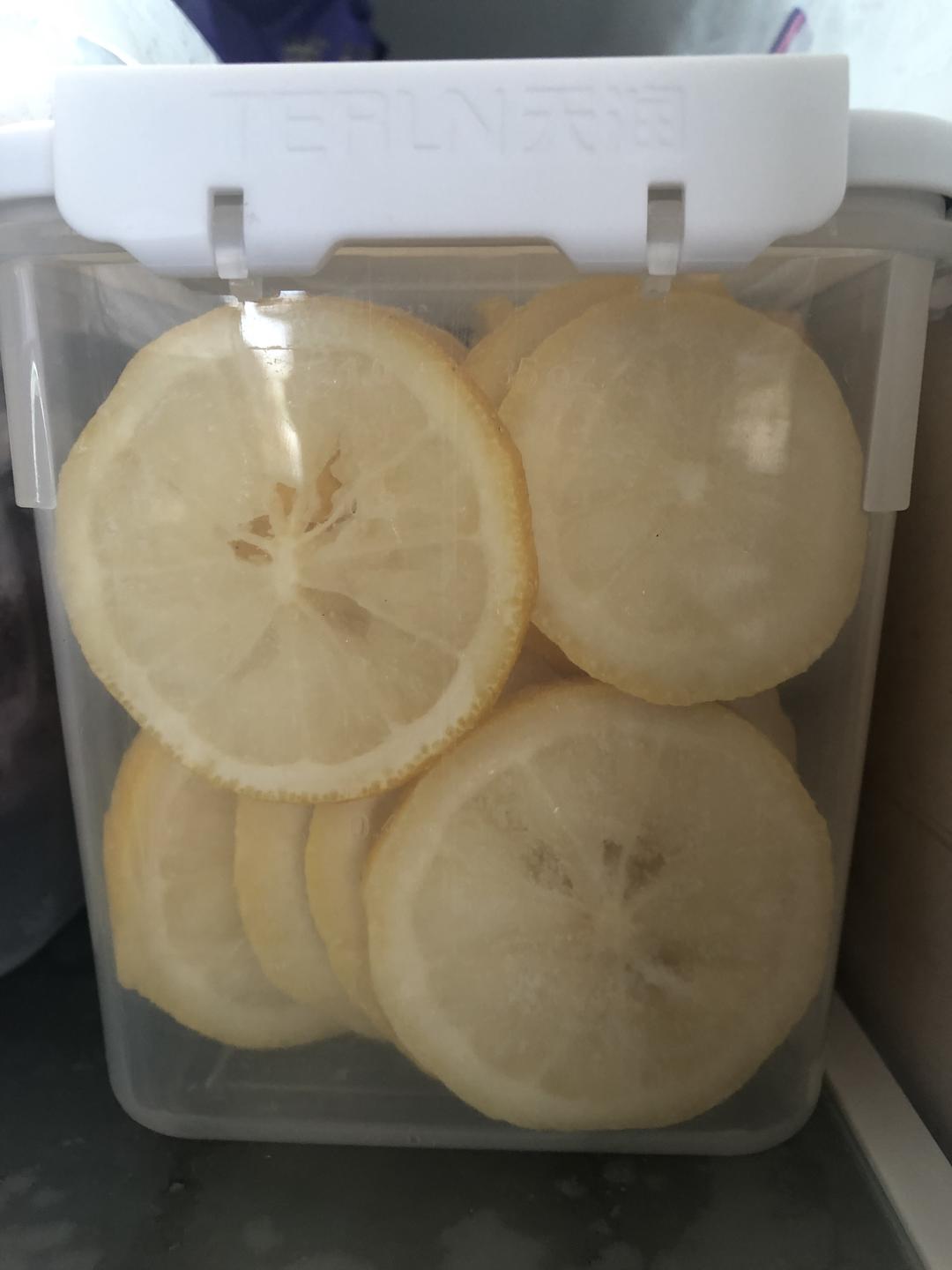 Stacking frozen lemon slices with parchment paper