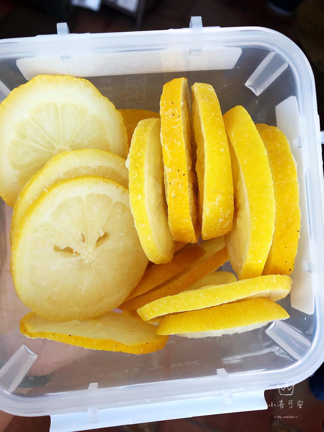 Frozen lemon slices ready for storage